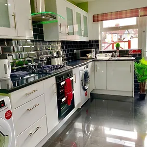 2 Bedroom Apartment, Kitchen, Reception And Private Garden London